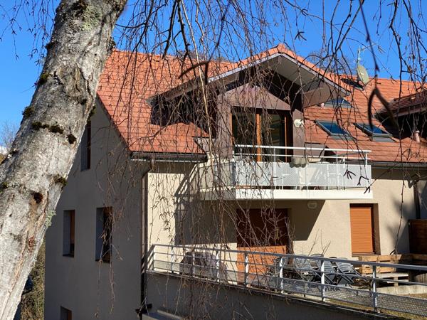 Bel attique 68m2 au sol avec balcon - 2 chambres vendu avec cave, garage et parking ext en centre-village