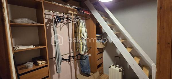 "VISITE VIRTUELLE DISPONIBLE SUR DEMANDE" 
Longère coup de coeur rénovée de 215m², dans un écrin de verdure à moins de 6min du centre de Josselin

Elle se compose :
Au rdc une vaste pièce de vie de 83m² (avec une belle hauteur sous plafond)+ 14m² qui peut être fermé facilement pour créer une chambre juste à côté
d'une salle d'eau existante, se rajoute une vaste cuisine a/e de 25m², une buanderie 6m²

A l'étage, une mezzanine, 1 suite parentale avec salle d'eau de 27m² et 3 autres chambres de 17m², 18m² et 12m², une salle de bain, un dressing, wc

Cette maison dispose d'un grenier total isolé en 2021, d'un appentis de 12m² et d'un chalet de 15m² sur un terrain d'environ 3800m² clôturé et arboré

Chauffage avec un poêle à bois et des convecteurs électriques nouvelle génération, assainissement individuel aux normes

Travaux récent fait : parking dans la propriété avec portail électrique, portillon neuf, salle d'eau de la suite parentale neuve, wc indépendant supplémentaire à l'étage, ouverture pour création d'une porte avec accès jardin, consolidation de l'appentis