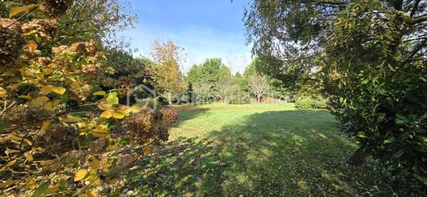 "VISITE VIRTUELLE DISPONIBLE SUR DEMANDE" 
Longère coup de coeur rénovée de 215m², dans un écrin de verdure à moins de 6min du centre de Josselin

Elle se compose :
Au rdc une vaste pièce de vie de 83m² (avec une belle hauteur sous plafond)+ 14m² qui peut être fermé facilement pour créer une chambre juste à côté
d'une salle d'eau existante, se rajoute une vaste cuisine a/e de 25m², une buanderie 6m²

A l'étage, une mezzanine, 1 suite parentale avec salle d'eau de 27m² et 3 autres chambres de 17m², 18m² et 12m², une salle de bain, un dressing, wc

Cette maison dispose d'un grenier total isolé en 2021, d'un appentis de 12m² et d'un chalet de 15m² sur un terrain d'environ 3800m² clôturé et arboré

Chauffage avec un poêle à bois et des convecteurs électriques nouvelle génération, assainissement individuel aux normes

Travaux récent fait : parking dans la propriété avec portail électrique, portillon neuf, salle d'eau de la suite parentale neuve, wc indépendant supplémentaire à l'étage, ouverture pour création d'une porte avec accès jardin, consolidation de l'appentis