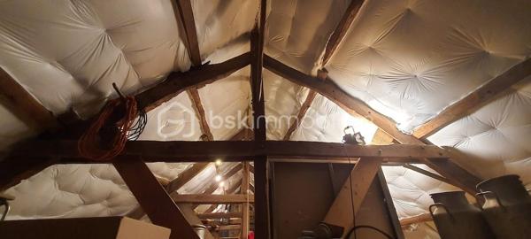 "VISITE VIRTUELLE DISPONIBLE SUR DEMANDE" 
Longère coup de coeur rénovée de 215m², dans un écrin de verdure à moins de 6min du centre de Josselin

Elle se compose :
Au rdc une vaste pièce de vie de 83m² (avec une belle hauteur sous plafond)+ 14m² qui peut être fermé facilement pour créer une chambre juste à côté
d'une salle d'eau existante, se rajoute une vaste cuisine a/e de 25m², une buanderie 6m²

A l'étage, une mezzanine, 1 suite parentale avec salle d'eau de 27m² et 3 autres chambres de 17m², 18m² et 12m², une salle de bain, un dressing, wc

Cette maison dispose d'un grenier total isolé en 2021, d'un appentis de 12m² et d'un chalet de 15m² sur un terrain d'environ 3800m² clôturé et arboré

Chauffage avec un poêle à bois et des convecteurs électriques nouvelle génération, assainissement individuel aux normes

Travaux récent fait : parking dans la propriété avec portail électrique, portillon neuf, salle d'eau de la suite parentale neuve, wc indépendant supplémentaire à l'étage, ouverture pour création d'une porte avec accès jardin, consolidation de l'appentis