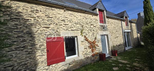 "VISITE VIRTUELLE DISPONIBLE SUR DEMANDE" 
Longère coup de coeur rénovée de 215m², dans un écrin de verdure à moins de 6min du centre de Josselin

Elle se compose :
Au rdc une vaste pièce de vie de 83m² (avec une belle hauteur sous plafond)+ 14m² qui peut être fermé facilement pour créer une chambre juste à côté
d'une salle d'eau existante, se rajoute une vaste cuisine a/e de 25m², une buanderie 6m²

A l'étage, une mezzanine, 1 suite parentale avec salle d'eau de 27m² et 3 autres chambres de 17m², 18m² et 12m², une salle de bain, un dressing, wc

Cette maison dispose d'un grenier total isolé en 2021, d'un appentis de 12m² et d'un chalet de 15m² sur un terrain d'environ 3800m² clôturé et arboré

Chauffage avec un poêle à bois et des convecteurs électriques nouvelle génération, assainissement individuel aux normes

Travaux récent fait : parking dans la propriété avec portail électrique, portillon neuf, salle d'eau de la suite parentale neuve, wc indépendant supplémentaire à l'étage, ouverture pour création d'une porte avec accès jardin, consolidation de l'appentis