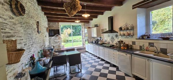 "VISITE VIRTUELLE DISPONIBLE SUR DEMANDE" 
Longère coup de coeur rénovée de 215m², dans un écrin de verdure à moins de 6min du centre de Josselin

Elle se compose :
Au rdc une vaste pièce de vie de 83m² (avec une belle hauteur sous plafond)+ 14m² qui peut être fermé facilement pour créer une chambre juste à côté
d'une salle d'eau existante, se rajoute une vaste cuisine a/e de 25m², une buanderie 6m²

A l'étage, une mezzanine, 1 suite parentale avec salle d'eau de 27m² et 3 autres chambres de 17m², 18m² et 12m², une salle de bain, un dressing, wc

Cette maison dispose d'un grenier total isolé en 2021, d'un appentis de 12m² et d'un chalet de 15m² sur un terrain d'environ 3800m² clôturé et arboré

Chauffage avec un poêle à bois et des convecteurs électriques nouvelle génération, assainissement individuel aux normes

Travaux récent fait : parking dans la propriété avec portail électrique, portillon neuf, salle d'eau de la suite parentale neuve, wc indépendant supplémentaire à l'étage, ouverture pour création d'une porte avec accès jardin, consolidation de l'appentis