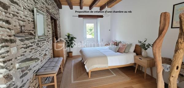 "VISITE VIRTUELLE DISPONIBLE SUR DEMANDE" 
Longère coup de coeur rénovée de 215m², dans un écrin de verdure à moins de 6min du centre de Josselin

Elle se compose :
Au rdc une vaste pièce de vie de 83m² (avec une belle hauteur sous plafond)+ 14m² qui peut être fermé facilement pour créer une chambre juste à côté
d'une salle d'eau existante, se rajoute une vaste cuisine a/e de 25m², une buanderie 6m²

A l'étage, une mezzanine, 1 suite parentale avec salle d'eau de 27m² et 3 autres chambres de 17m², 18m² et 12m², une salle de bain, un dressing, wc

Cette maison dispose d'un grenier total isolé en 2021, d'un appentis de 12m² et d'un chalet de 15m² sur un terrain d'environ 3800m² clôturé et arboré

Chauffage avec un poêle à bois et des convecteurs électriques nouvelle génération, assainissement individuel aux normes

Travaux récent fait : parking dans la propriété avec portail électrique, portillon neuf, salle d'eau de la suite parentale neuve, wc indépendant supplémentaire à l'étage, ouverture pour création d'une porte avec accès jardin, consolidation de l'appentis