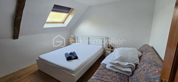 "VISITE VIRTUELLE DISPONIBLE SUR DEMANDE" 
Longère coup de coeur rénovée de 215m², dans un écrin de verdure à moins de 6min du centre de Josselin

Elle se compose :
Au rdc une vaste pièce de vie de 83m² (avec une belle hauteur sous plafond)+ 14m² qui peut être fermé facilement pour créer une chambre juste à côté
d'une salle d'eau existante, se rajoute une vaste cuisine a/e de 25m², une buanderie 6m²

A l'étage, une mezzanine, 1 suite parentale avec salle d'eau de 27m² et 3 autres chambres de 17m², 18m² et 12m², une salle de bain, un dressing, wc

Cette maison dispose d'un grenier total isolé en 2021, d'un appentis de 12m² et d'un chalet de 15m² sur un terrain d'environ 3800m² clôturé et arboré

Chauffage avec un poêle à bois et des convecteurs électriques nouvelle génération, assainissement individuel aux normes

Travaux récent fait : parking dans la propriété avec portail électrique, portillon neuf, salle d'eau de la suite parentale neuve, wc indépendant supplémentaire à l'étage, ouverture pour création d'une porte avec accès jardin, consolidation de l'appentis