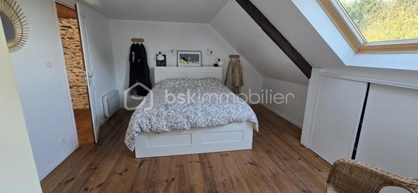 "VISITE VIRTUELLE DISPONIBLE SUR DEMANDE" 
Longère coup de coeur rénovée de 215m², dans un écrin de verdure à moins de 6min du centre de Josselin

Elle se compose :
Au rdc une vaste pièce de vie de 83m² (avec une belle hauteur sous plafond)+ 14m² qui peut être fermé facilement pour créer une chambre juste à côté
d'une salle d'eau existante, se rajoute une vaste cuisine a/e de 25m², une buanderie 6m²

A l'étage, une mezzanine, 1 suite parentale avec salle d'eau de 27m² et 3 autres chambres de 17m², 18m² et 12m², une salle de bain, un dressing, wc

Cette maison dispose d'un grenier total isolé en 2021, d'un appentis de 12m² et d'un chalet de 15m² sur un terrain d'environ 3800m² clôturé et arboré

Chauffage avec un poêle à bois et des convecteurs électriques nouvelle génération, assainissement individuel aux normes

Travaux récent fait : parking dans la propriété avec portail électrique, portillon neuf, salle d'eau de la suite parentale neuve, wc indépendant supplémentaire à l'étage, ouverture pour création d'une porte avec accès jardin, consolidation de l'appentis
