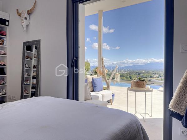 Magnifique propriété, située sur les hauteurs de Vedène, offrant une vue d’exception avec un panorama sur le Mont Ventoux, les Dentelles de Montmirail ainsi que les Monts du Vaucluse. Chaque pièce a été pensée et orientée afin de profiter pleinement de ce véritable tableau naturel.
Cette somptueuse villa, vendue, saura vous séduire par la qualité de sa construction ainsi que par ses matériaux nobles et haut de gamme.
La propriété offre une vaste pièce de vie d’environ 100 m² avec cuisine ouverte. À l’étage inférieur, la maison dispose de trois chambres ainsi que d’une suite parentale d’environ 28 m², chacune bénéficiant d’une terrasse privative. Une salle de bains, des WC ainsi qu’une buanderie complètent cet espace nuit.
Côté extérieur, la propriété propose une piscine à débordement chauffée, un espace salon intimiste pour de douces soirées autour du brasero, ainsi qu’un espace aménagé sous pergola bioclimatique.
Un garage et un carport viennent compléter les prestations exceptionnelles de ce bien.
Un bien rare  dans un secteur privilégié.