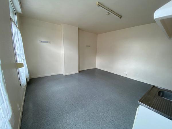 A LOUER STUDIO PROCHE CENTRE VILLE DE SINT QUENTIN 02100