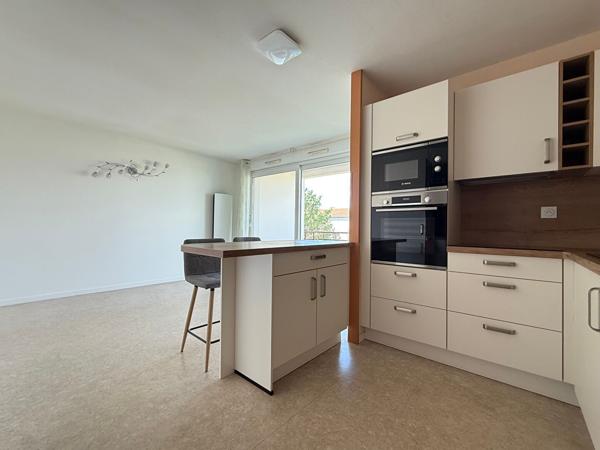 Appartement avec ascenseur, terrasse, garage et vue dégagée sur jardin