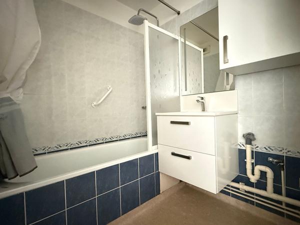 Appartement avec ascenseur, terrasse, garage et vue dégagée sur jardin