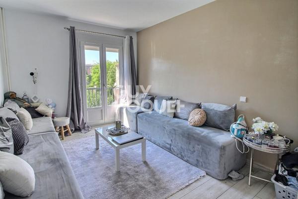 Appartement lumineux Tarascon  avec balcon et cave .