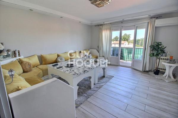 Appartement lumineux Tarascon  avec balcon et cave .
