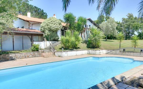 Maison à vendre    5 pièces •  Urrugne