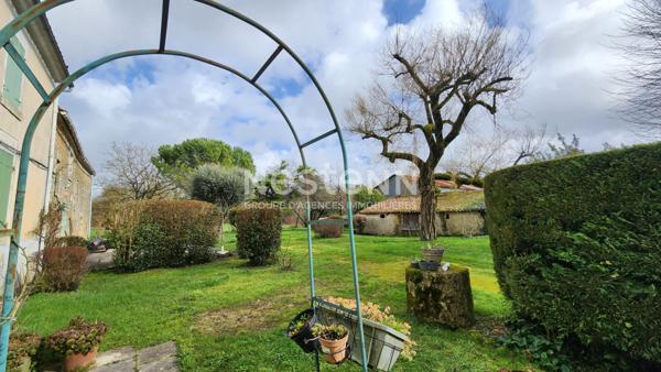 Grande maison de famille avec suite parentale, dépendances, grange sur un grand terrain à Doix les Fontaines
