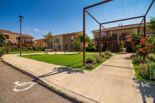 ROBION (84440) – Rare à la vente : Maison de plain-pied avec jardin, terrasse et 2 parkings au cœur du Luberon - 235.000 €