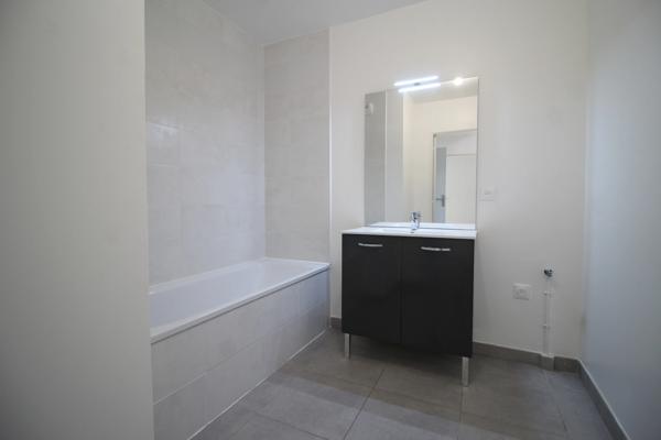 ROBION (84440) – Rare à la vente : Maison de plain-pied avec jardin, terrasse et 2 parkings au cœur du Luberon - 235.000 €