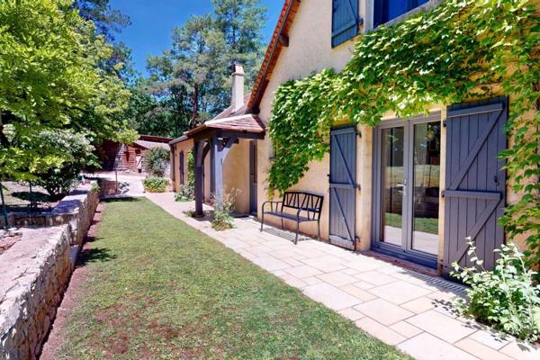Maison contemporaine - Les eyzies En Périgord Noir, sur les hauteurs de la Vallée de la Vézère, maison impeccable située au calme sans nuisance.