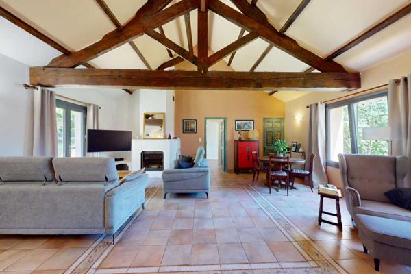 Maison contemporaine - Les eyzies En Périgord Noir, sur les hauteurs de la Vallée de la Vézère, maison impeccable située au calme sans nuisance.