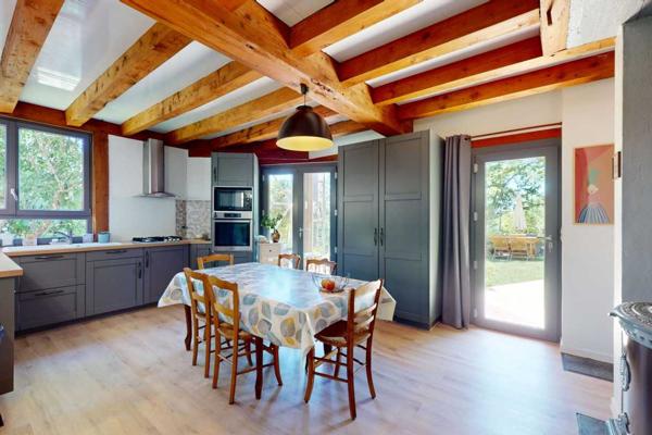 Maison contemporaine - Les eyzies En Périgord Noir, sur les hauteurs de la Vallée de la Vézère, maison impeccable située au calme sans nuisance.