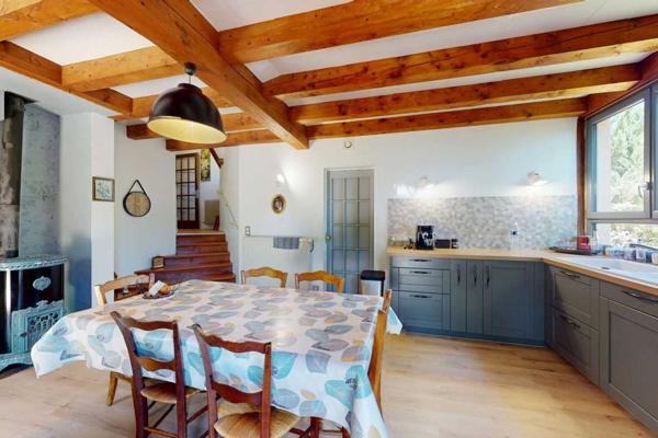 Maison contemporaine - Les eyzies En Périgord Noir, sur les hauteurs de la Vallée de la Vézère, maison impeccable située au calme sans nuisance.
