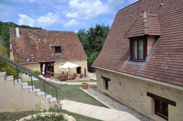 Maison ancienne - Les eyzies Jolies maisons en pierres avec maison d'amis et piscine sur 6500m² de terrain.