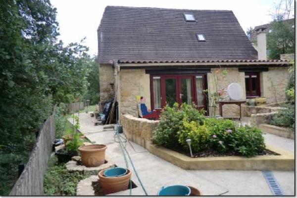 Maison ancienne - Les eyzies Jolies maisons en pierres avec maison d'amis et piscine sur 6500m² de terrain.