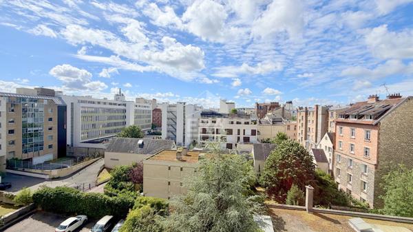 3 Pieces 65 m² en parfait état Traversant avec balcon et parking