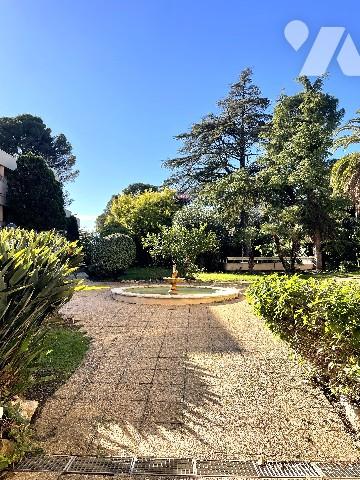 Dans une résidence prisée et parfaitement entretenue du Cannet.