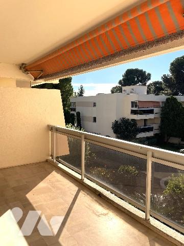 Dans une résidence prisée et parfaitement entretenue du Cannet.