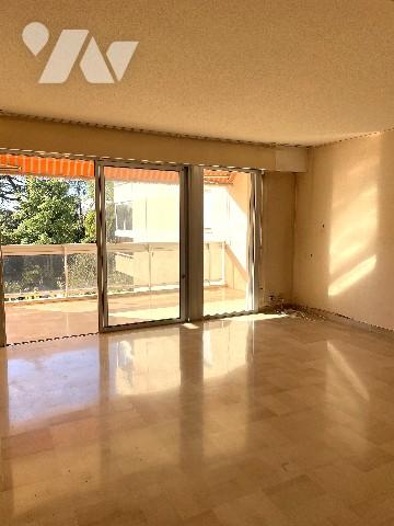 Dans une résidence prisée et parfaitement entretenue du Cannet.