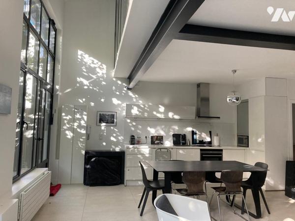 Sublime Loft en parfait état, niché dans une copropriété calme et recherchée