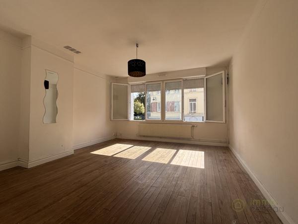 Immeuble commercial à CAMBRAI (59400)
