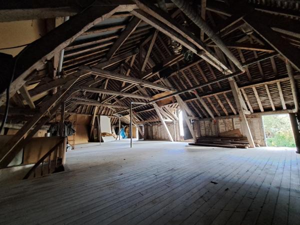 Maison ancienne en pans de bois 104m² plain-pied avec grenier aménageable et dépendances