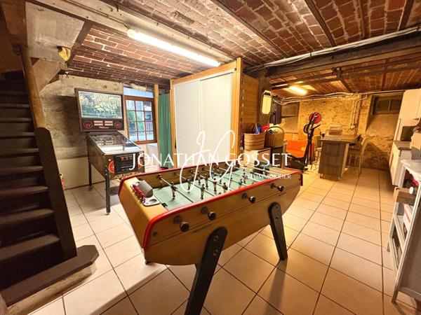 Épones: Propriété familiale de 10pcs - 7ch - 247m² avec sous-sol total et dépendance sur 1235m2 de terrain