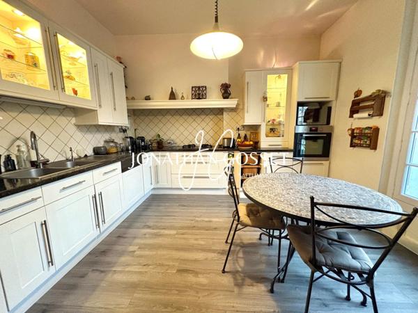 Épones: Propriété familiale de 10pcs - 7ch - 247m² avec sous-sol total et dépendance sur 1235m2 de terrain