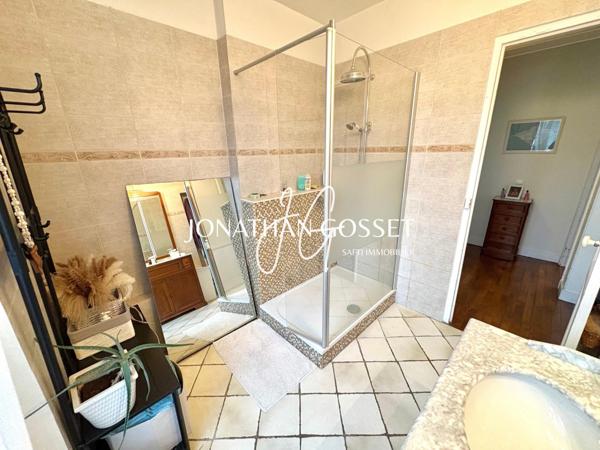 Épones: Propriété familiale de 10pcs - 7ch - 247m² avec sous-sol total et dépendance sur 1235m2 de terrain