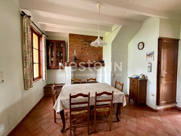 Maison de ville avec jardin, en plein coeur de Tôtes - 5 pièces -153 m2 - Double garage et possibilité d'agrandissement.