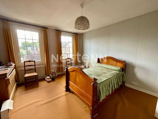 Maison de ville avec jardin, en plein coeur de Tôtes - 5 pièces -153 m2 - Double garage et possibilité d'agrandissement.