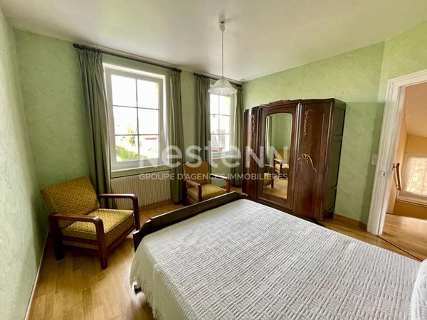 Maison de ville avec jardin, en plein coeur de Tôtes - 5 pièces -153 m2 - Double garage et possibilité d'agrandissement.