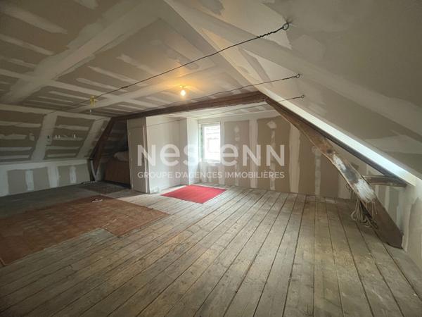 Maison de ville avec jardin, en plein coeur de Tôtes - 5 pièces -153 m2 - Double garage et possibilité d'agrandissement.