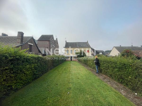Maison de ville avec jardin, en plein coeur de Tôtes - 5 pièces -153 m2 - Double garage et possibilité d'agrandissement.