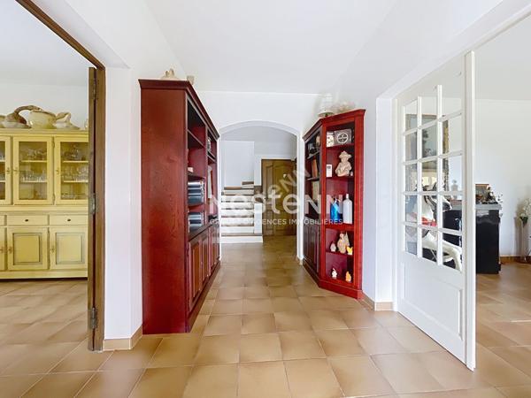 Lourmarin - Maison 5 pièce(s), 180m2, 4 belles chambres, garage-,piscine