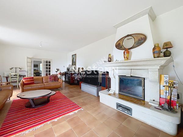 Lourmarin - Maison 5 pièce(s), 180m2, 4 belles chambres, garage-,piscine