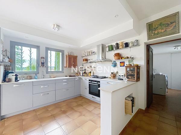 Lourmarin - Maison 5 pièce(s), 180m2, 4 belles chambres, garage-,piscine