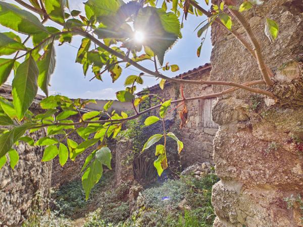 Maison atypique , du charme, du potentiel à Tournon Sur Rhone 5 pièces 138 m2 et dépendances