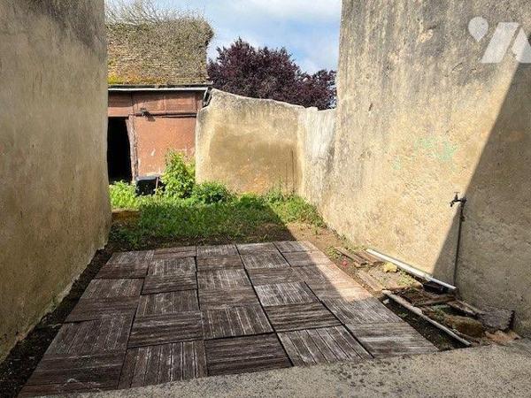 IMMEUBLE ENTIER  COMPRENANT :
un logement de 68,61 m² DPE E 299/9 comprenant salon-séjour, cui...