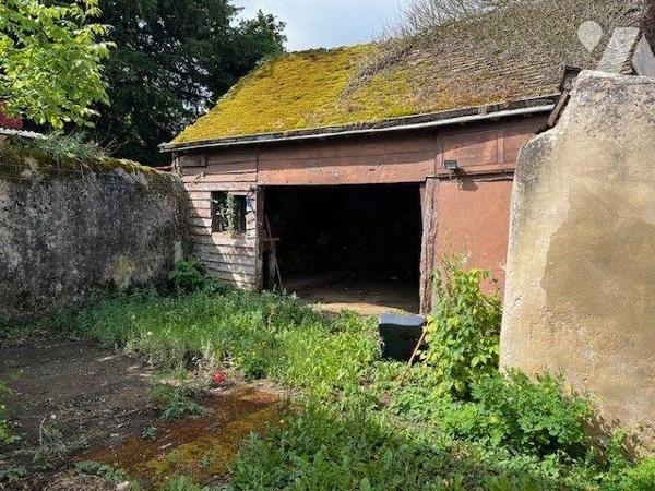 IMMEUBLE ENTIER  COMPRENANT :
un logement de 68,61 m² DPE E 299/9 comprenant salon-séjour, cui...