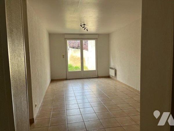 IMMEUBLE ENTIER  COMPRENANT :
un logement de 68,61 m² DPE E 299/9 comprenant salon-séjour, cui...