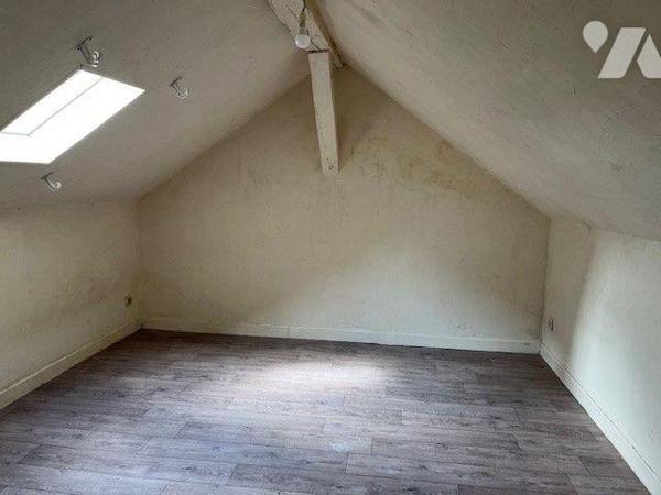 IMMEUBLE ENTIER  COMPRENANT :
un logement de 68,61 m² DPE E 299/9 comprenant salon-séjour, cui...