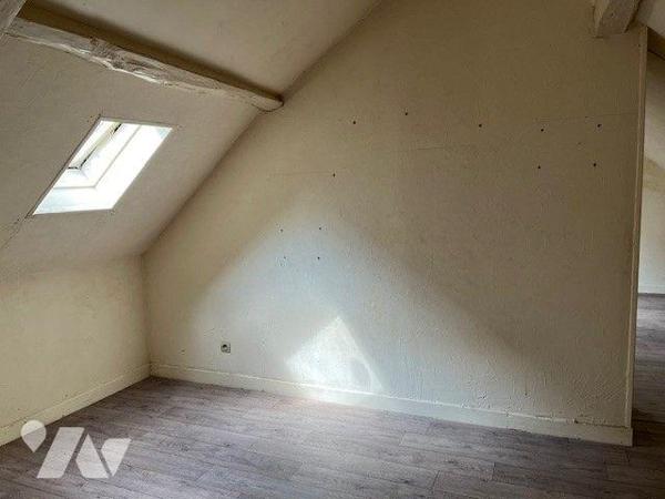 IMMEUBLE ENTIER  COMPRENANT :
un logement de 68,61 m² DPE E 299/9 comprenant salon-séjour, cui...