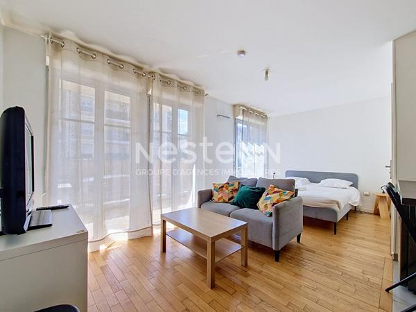À vendre Studio de 28m²  à Saint-Cyr-l'École avec terrasse et une place de parking en sous sol